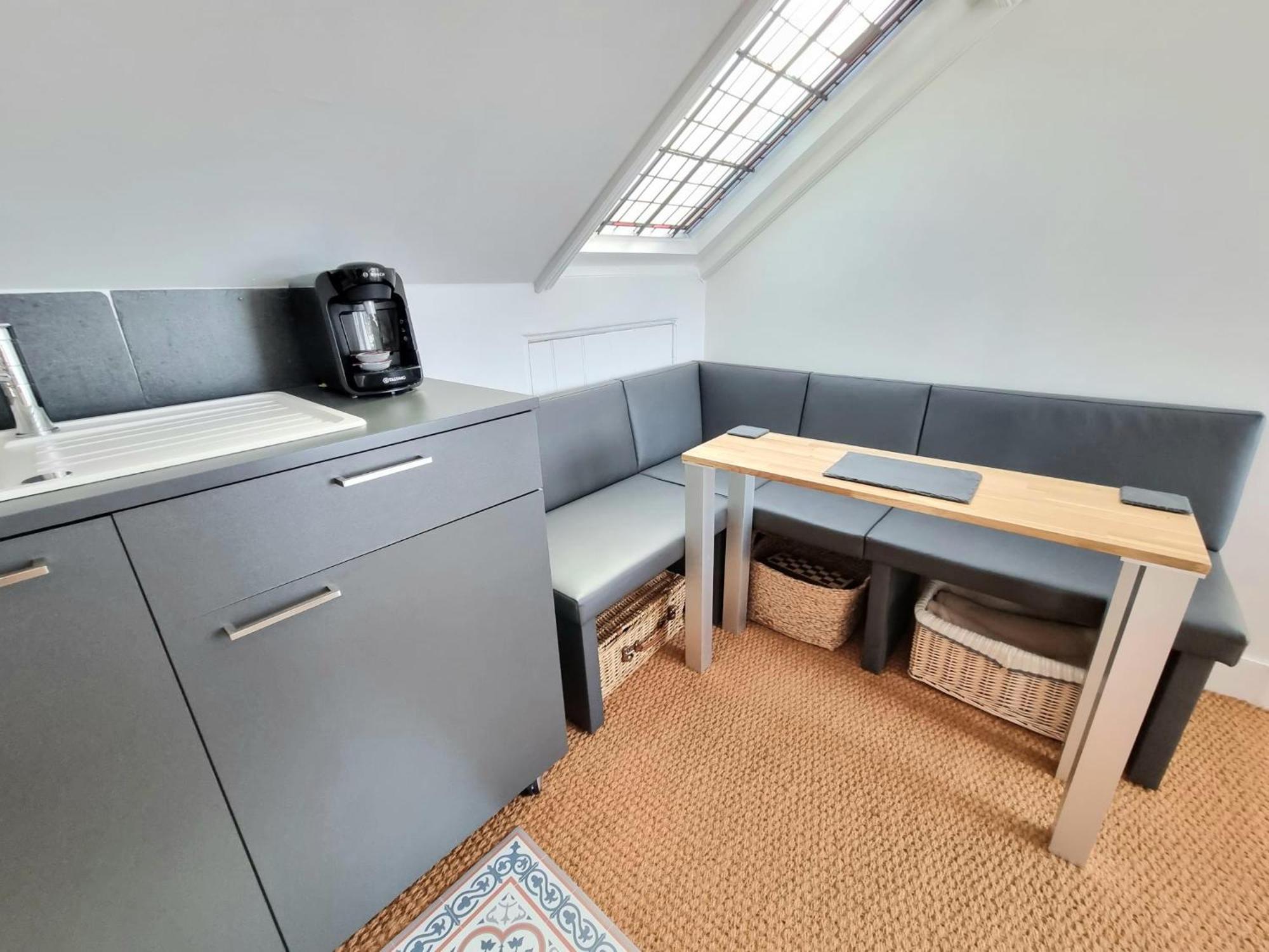 West Hill Retreat Seaview Balcony Chic Loft Studio & Free Parking Гастингс Экстерьер фото